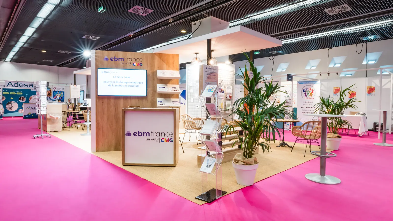 Stand d'exposant photographié sur un salon, vue d'ensemble — BLH Photographie