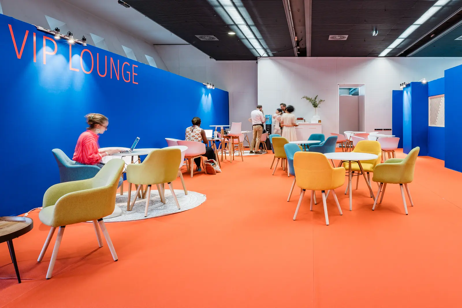 Espace lounge aménagé lors d'un salon professionnel — BLH Photographie