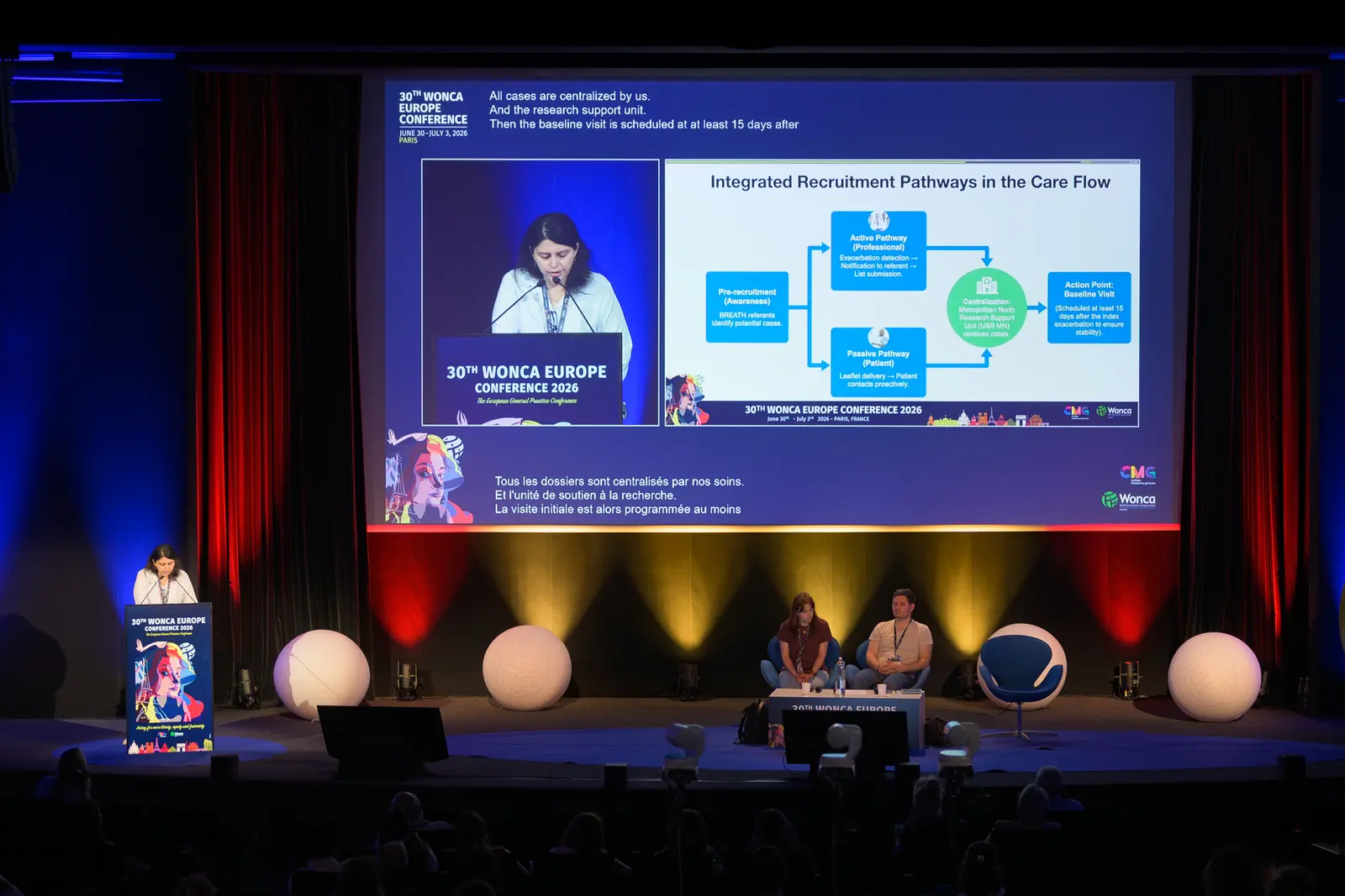 Table ronde sur scène lors d'une conférence professionnelle à Paris — BLH Photographie