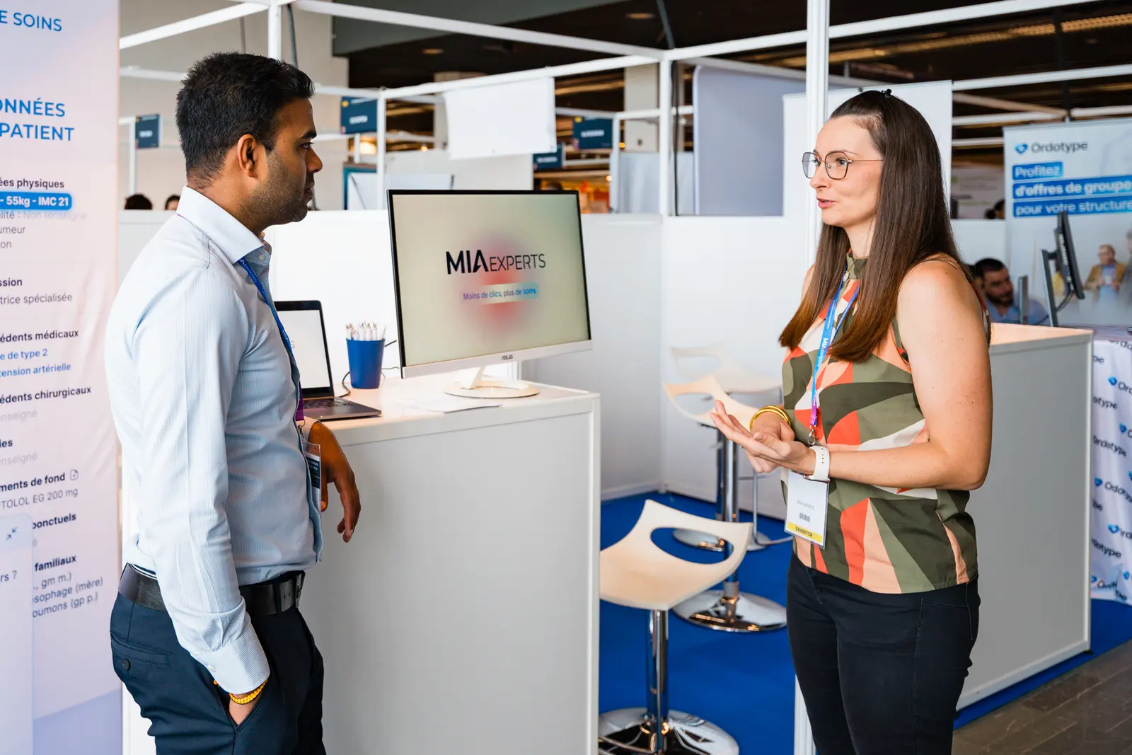 Échange professionnel photographié sur un stand lors d'un congrès — BLH Photographie