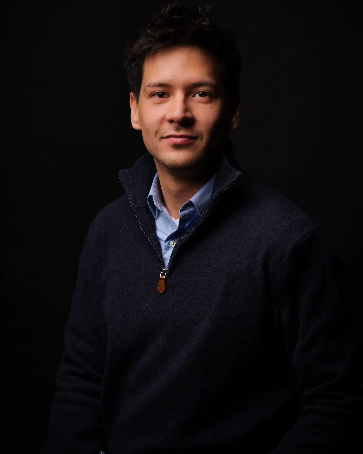 Portrait corporate d'un homme, fond noir, lumière douce — BLH Photographie