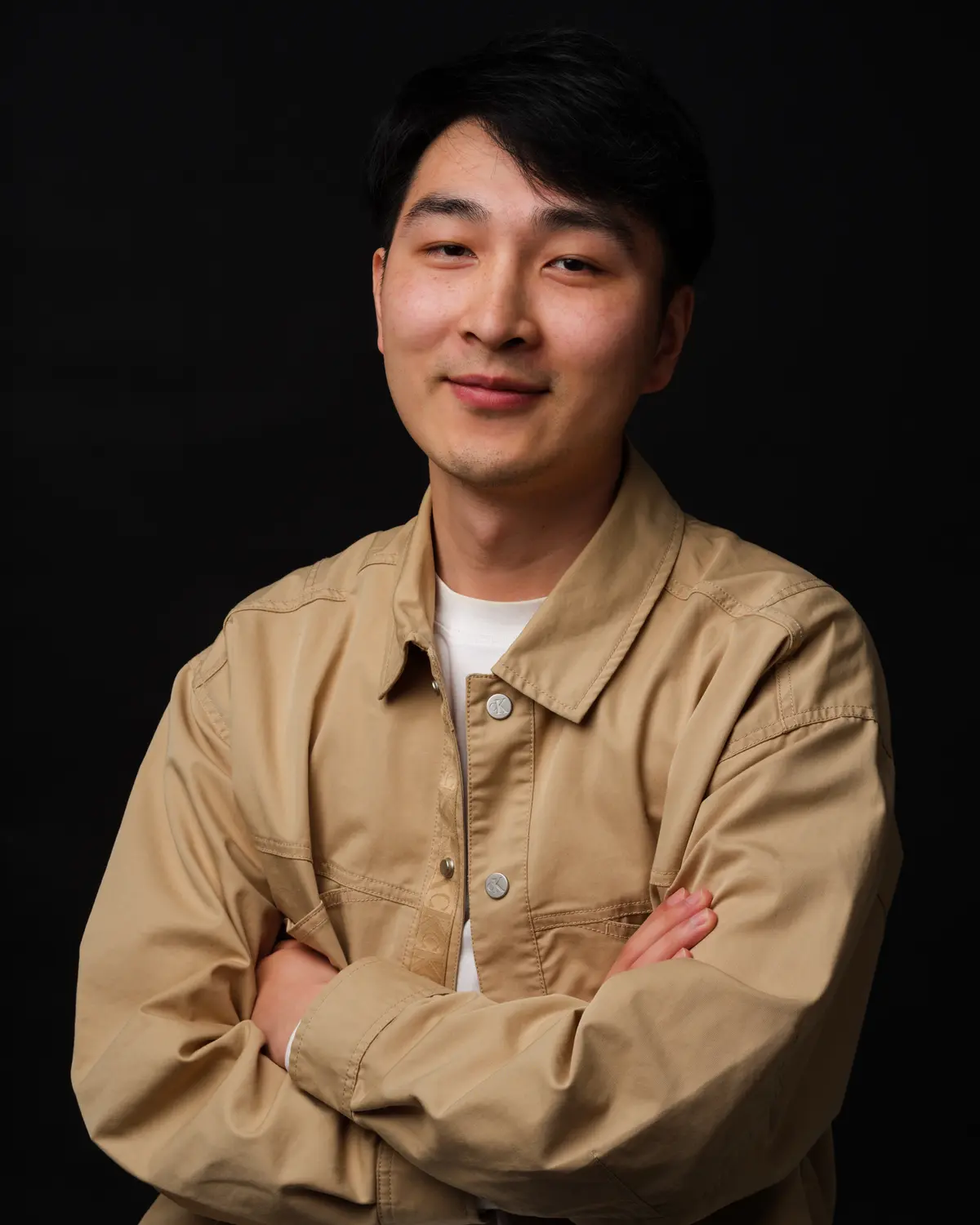 Portrait professionnel d'un collaborateur en veste beige, bras croisés — BLH Photographie