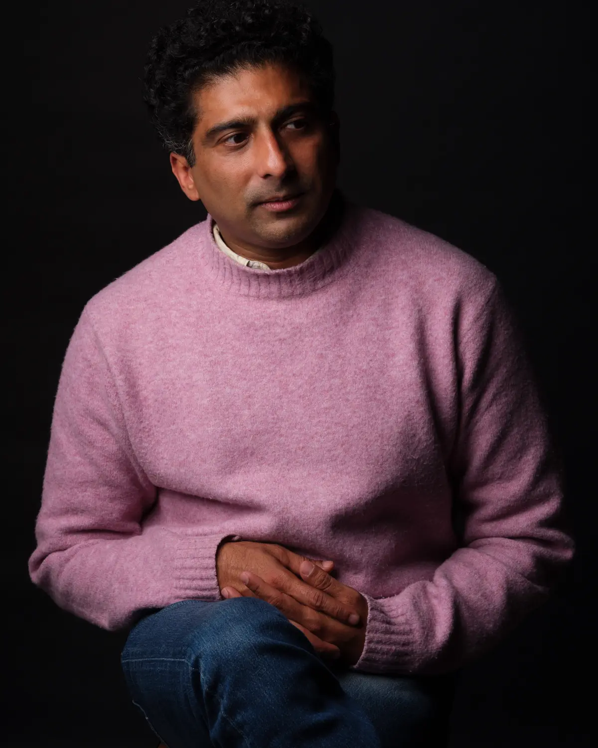 Portrait d'un homme en pull rose, assis, éclairage studio — BLH Photographie