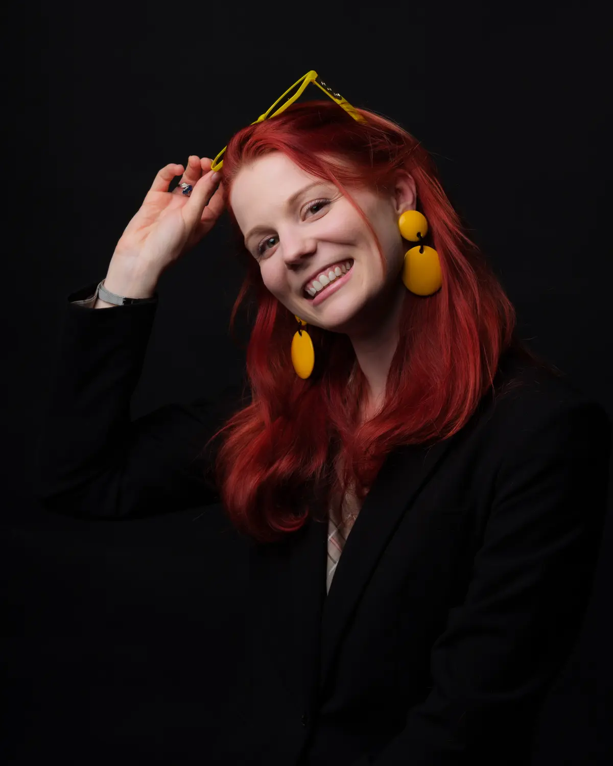 Portrait créatif d'une femme aux cheveux rouges en studio — BLH Photographie
