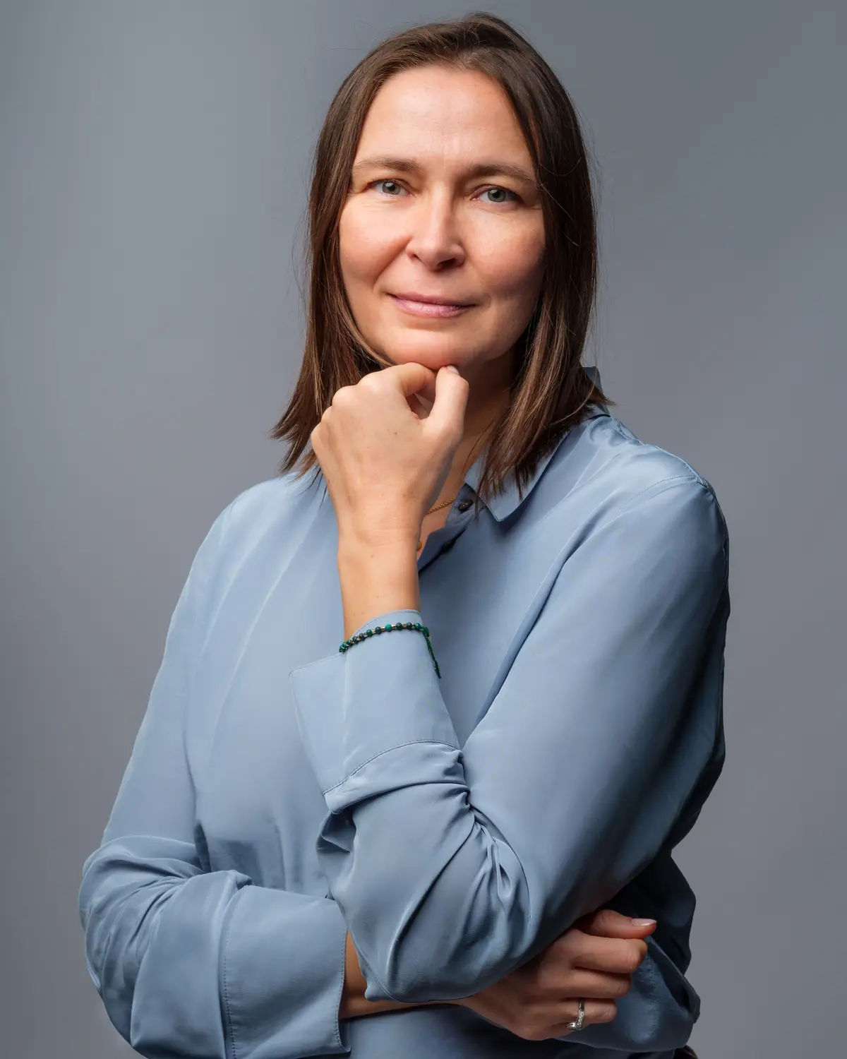 Portrait corporate d'une dirigeante en chemise bleue — BLH Photographie
