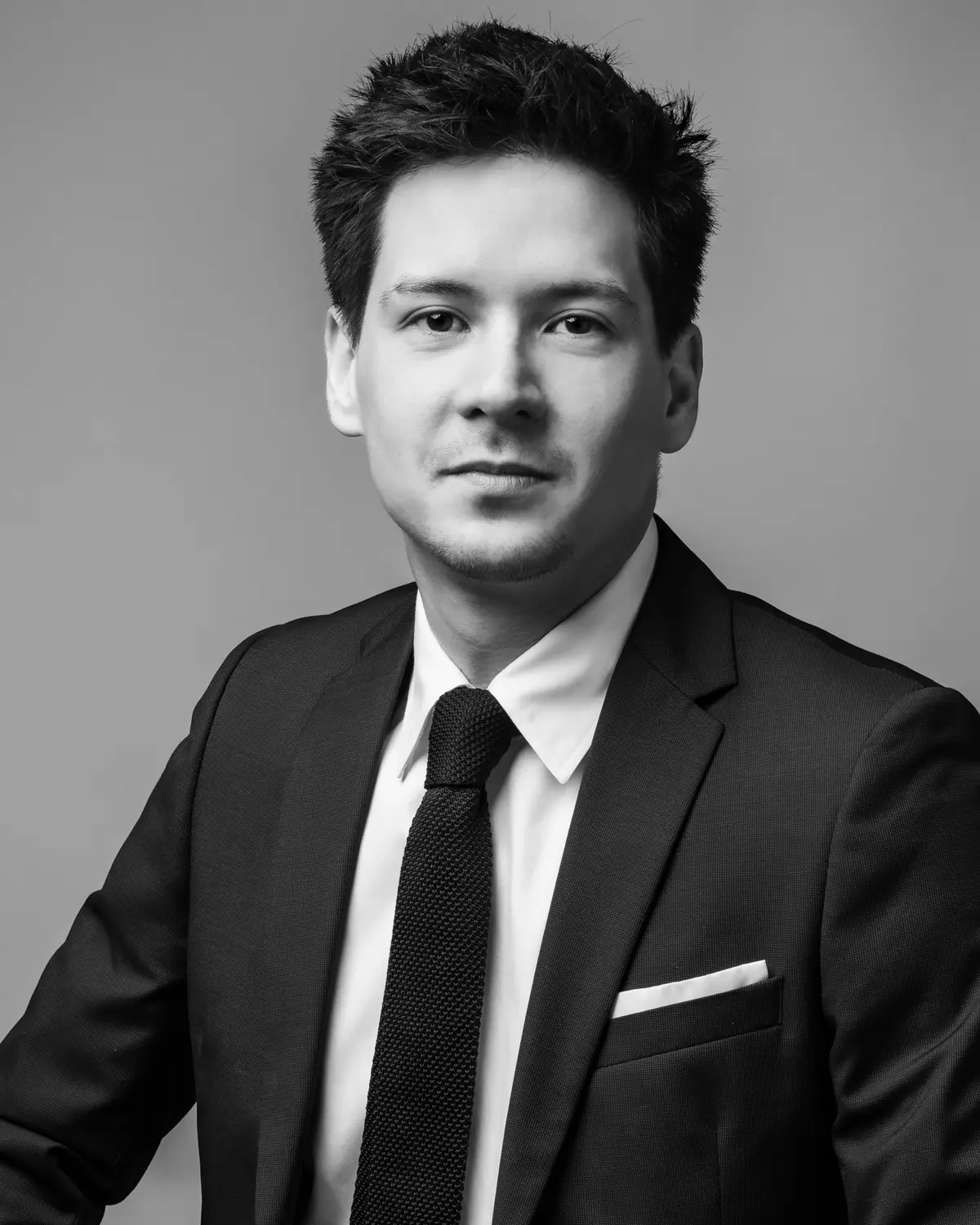 Portrait corporate noir et blanc d'un homme en costume et cravate — BLH Photographie