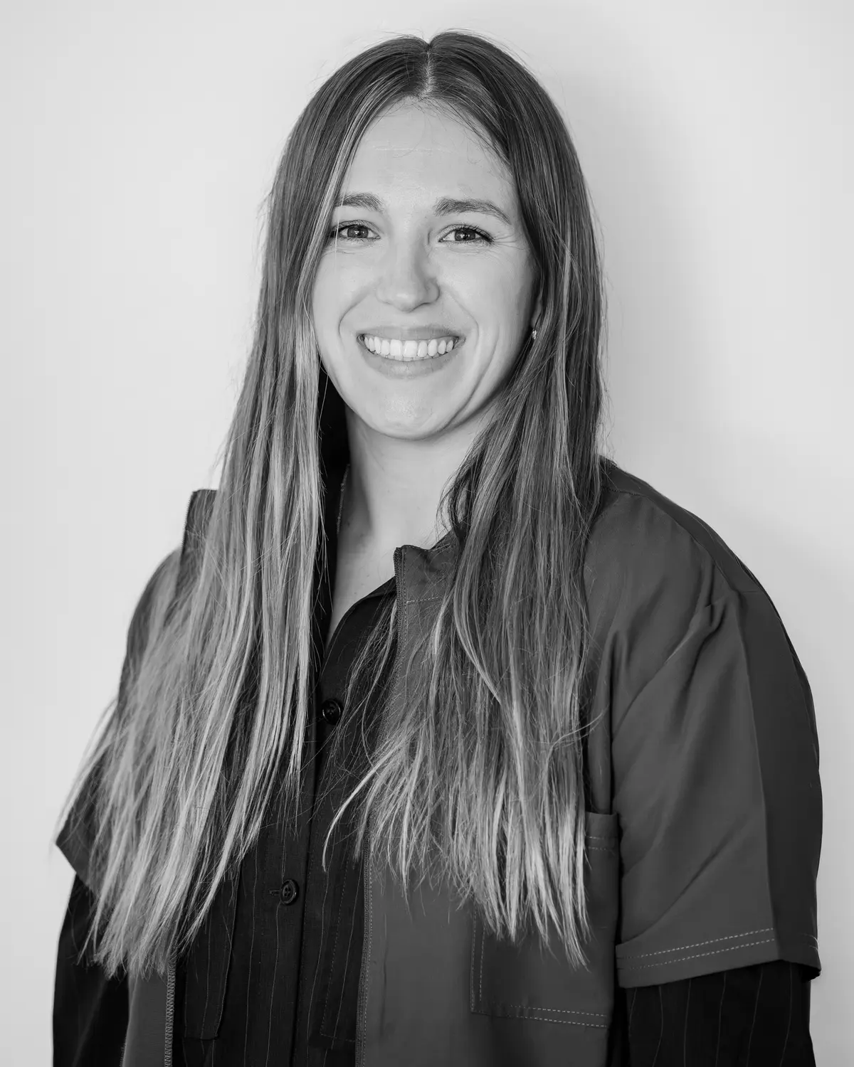 Portrait professionnel noir et blanc d'une jeune femme souriante — BLH Photographie