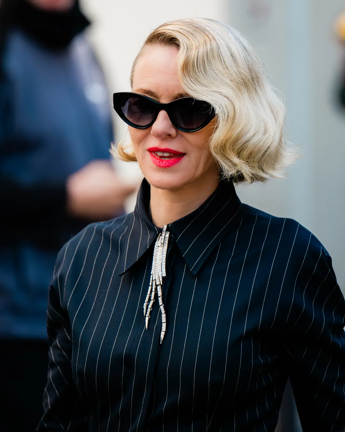 Portrait éditorial d'une femme blonde aux lunettes noires — BLH Photographie