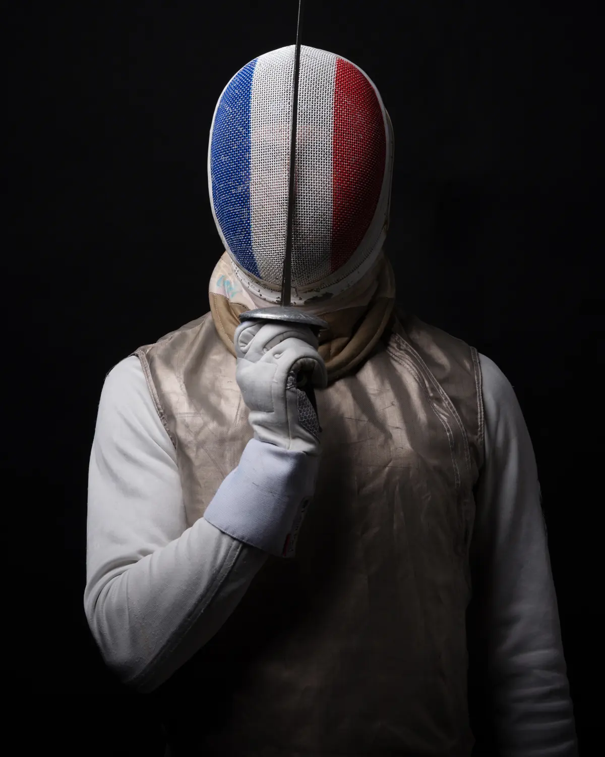 Portrait d'un escrimeur au masque tricolore, série sportive en studio — BLH Photographie