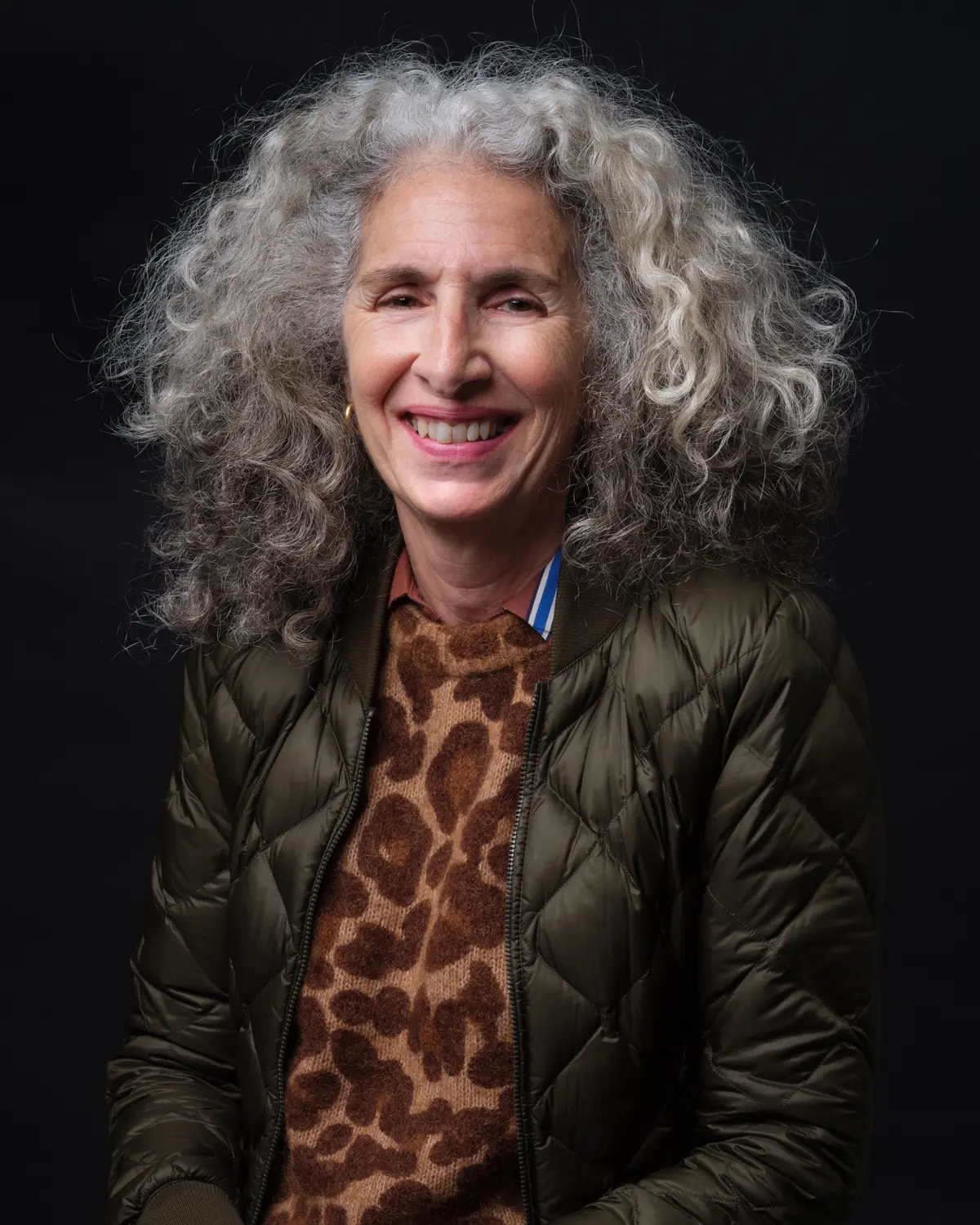 Portrait d'une femme aux cheveux gris, studio, lumière naturelle — BLH Photographie