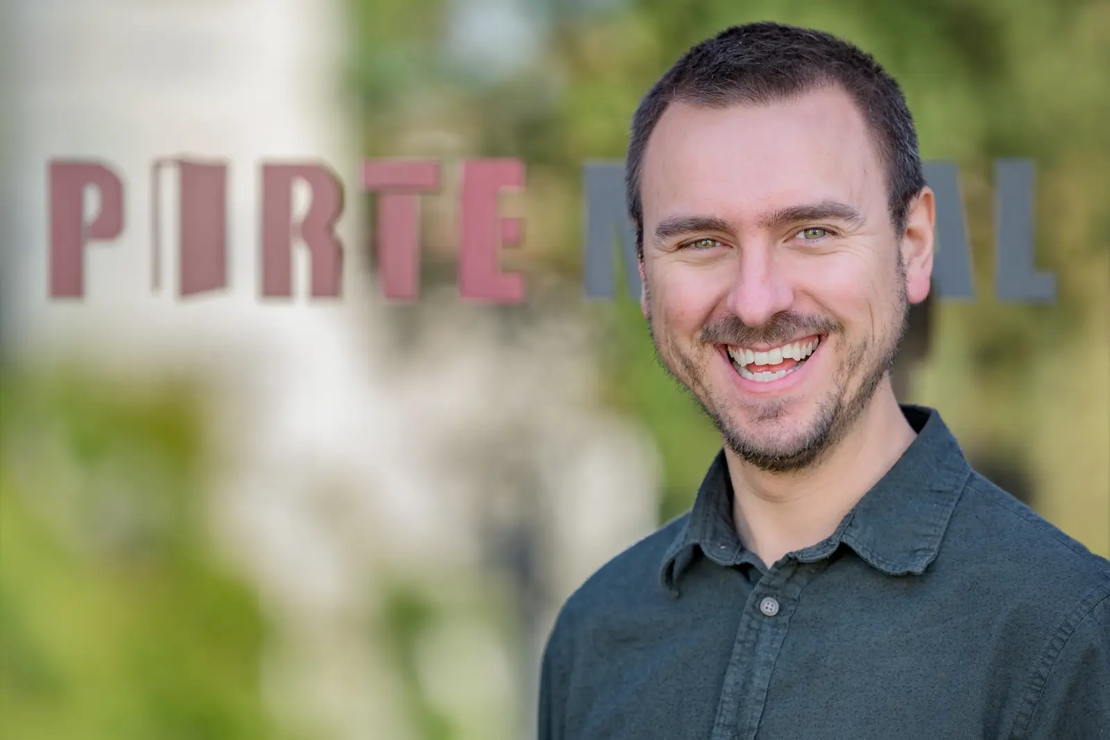 Portrait en extérieur d'un collaborateur devant les locaux — BLH Photographie