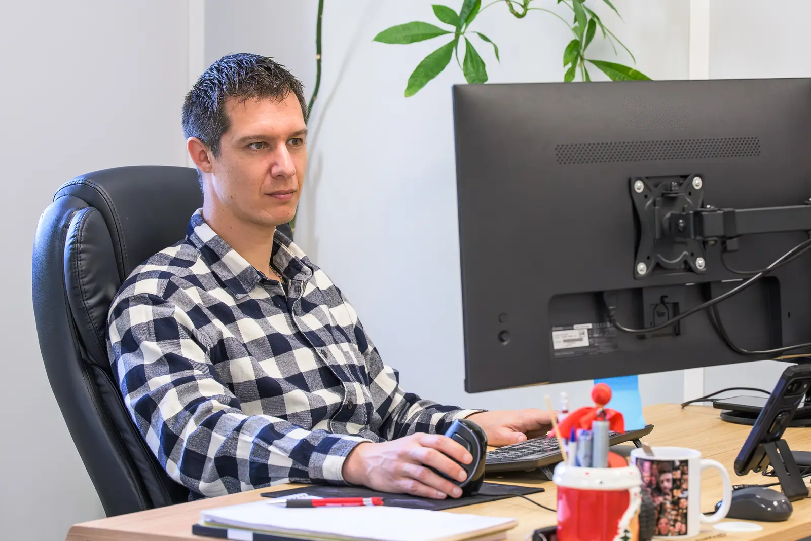 Collaborateur à son poste de travail, reportage en entreprise — BLH Photographie