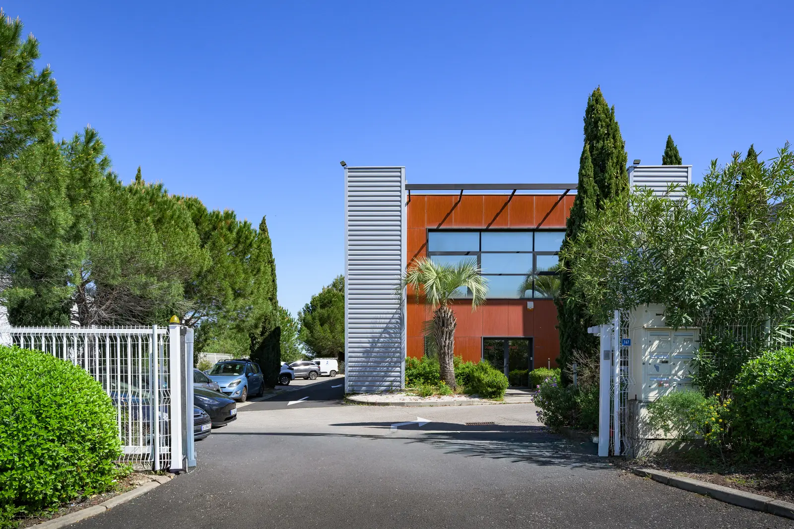 Façade des locaux d'une entreprise photographiée en reportage — BLH Photographie