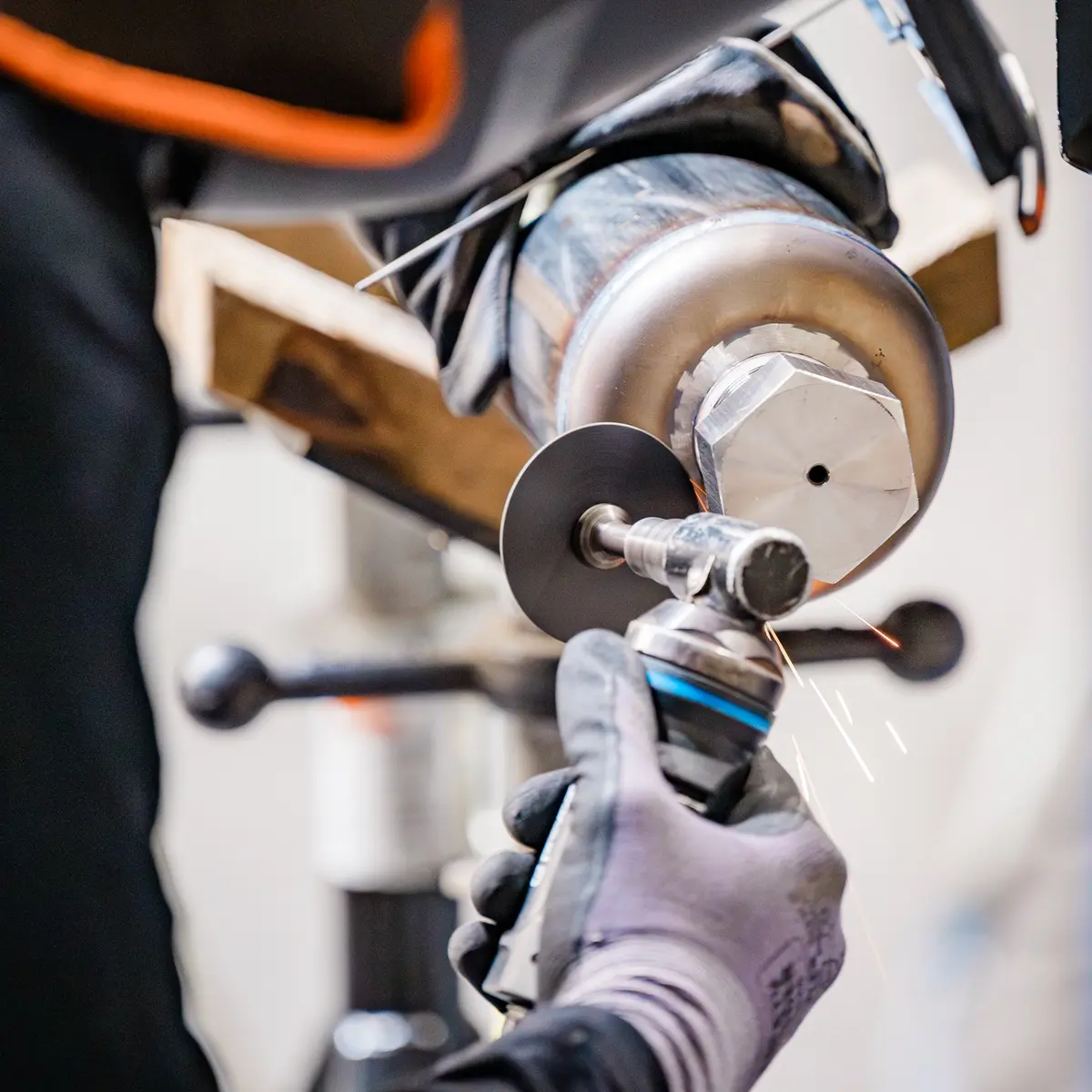 Geste de précision sur un outil de fabrication, reportage en atelier — BLH Photographie