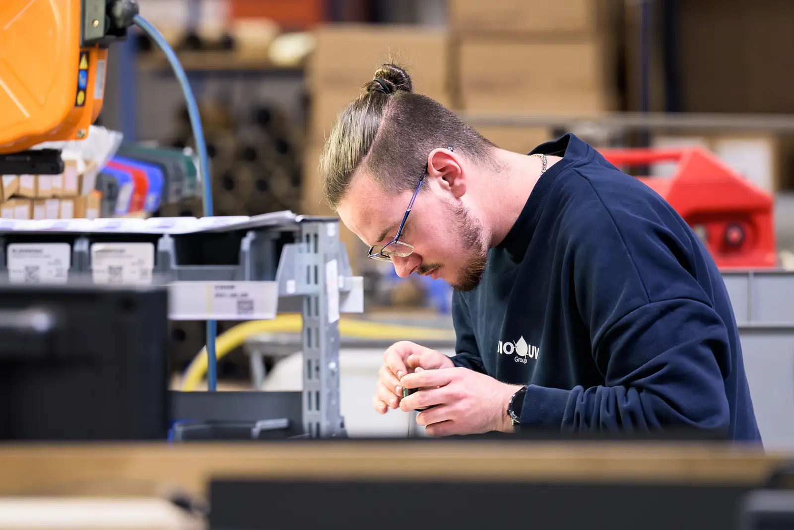 Technicien concentré à son établi, reportage en atelier — BLH Photographie